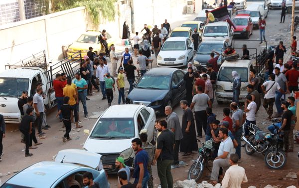 الجيش السوري يستقبل مئات الخارجين من حي درعا البلد الجيش السوري يستقبل مئات الخارجين من حي درعا البلد - سبوتنيك عربي