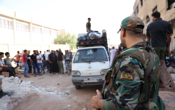 الجيش السوري يستقبل مئات الخارجين من حي درعا البلد الجيش السوري يستقبل مئات الخارجين من حي درعا البلد - سبوتنيك عربي