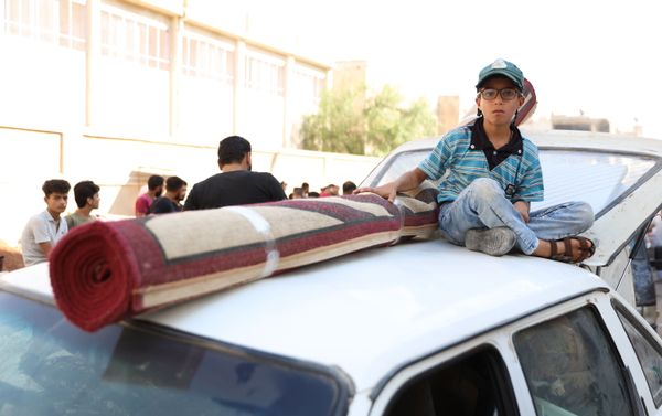 الجيش السوري يستقبل مئات الخارجين من حي درعا البلد الجيش السوري يستقبل مئات الخارجين من حي درعا البلد - سبوتنيك عربي