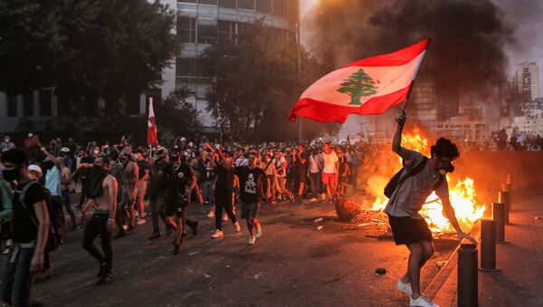 مواجهات عنيفة بين المتظاهرين وعناصر قوات الأمن بالقرب من البرلمان اللبناني في بيروت، بعد خروج المئات في ذكرى السنوية الأولى لانفجار مرفأ بيروت، لبنان، 4 أغسطس 2021 - سبوتنيك عربي