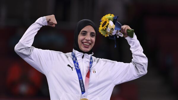البطلة المصرية فريال أشرف بعد حصولها على الميدالية الذهبية للكاراتيه في أولمبياد طوكيو 2020 - سبوتنيك عربي
