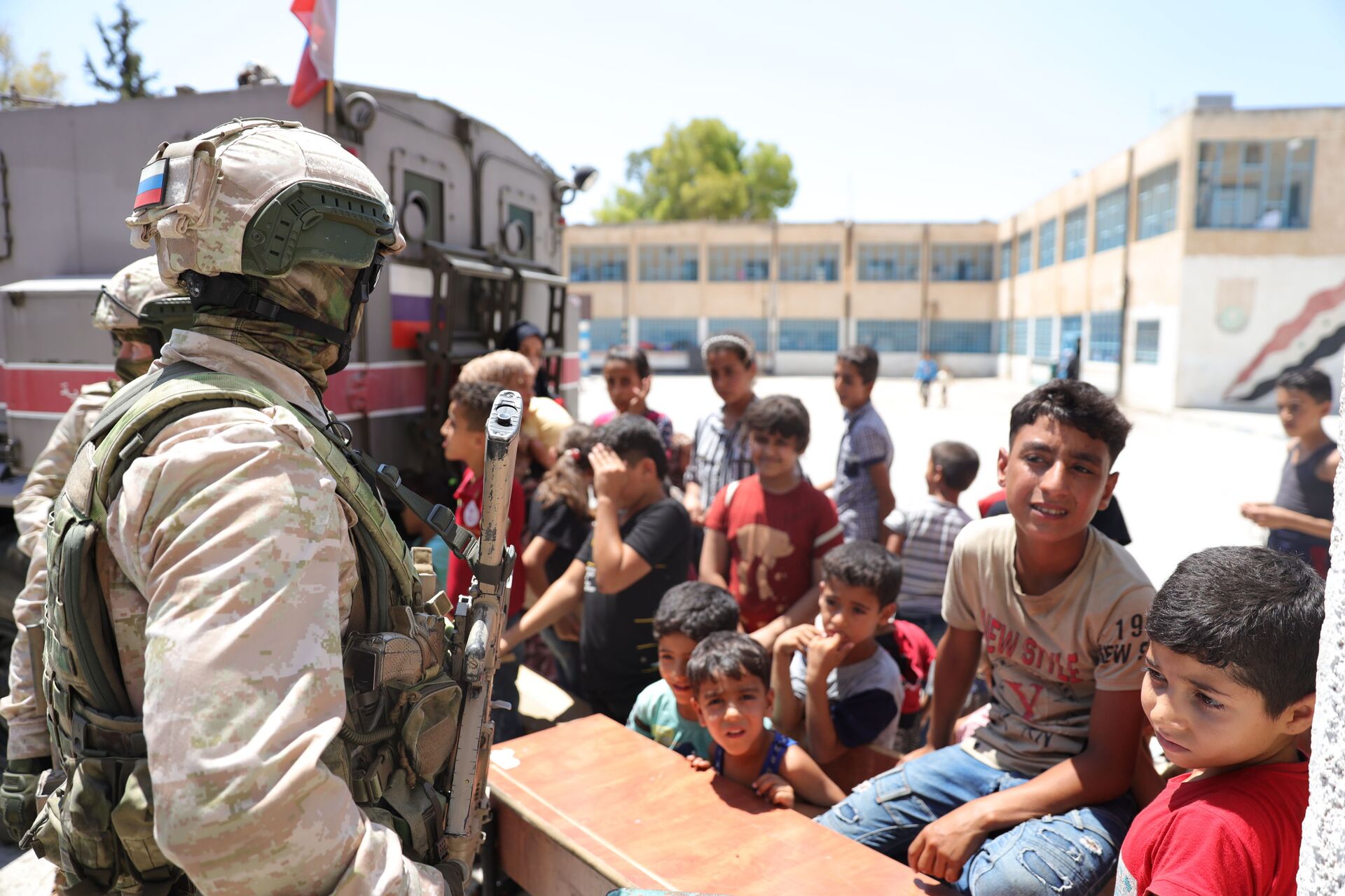 مساعدات روسية لقاطني مراكز الإقامة المؤقتة في مدينة درعا... فيديو - سبوتنيك عربي, 1920, 11.08.2021