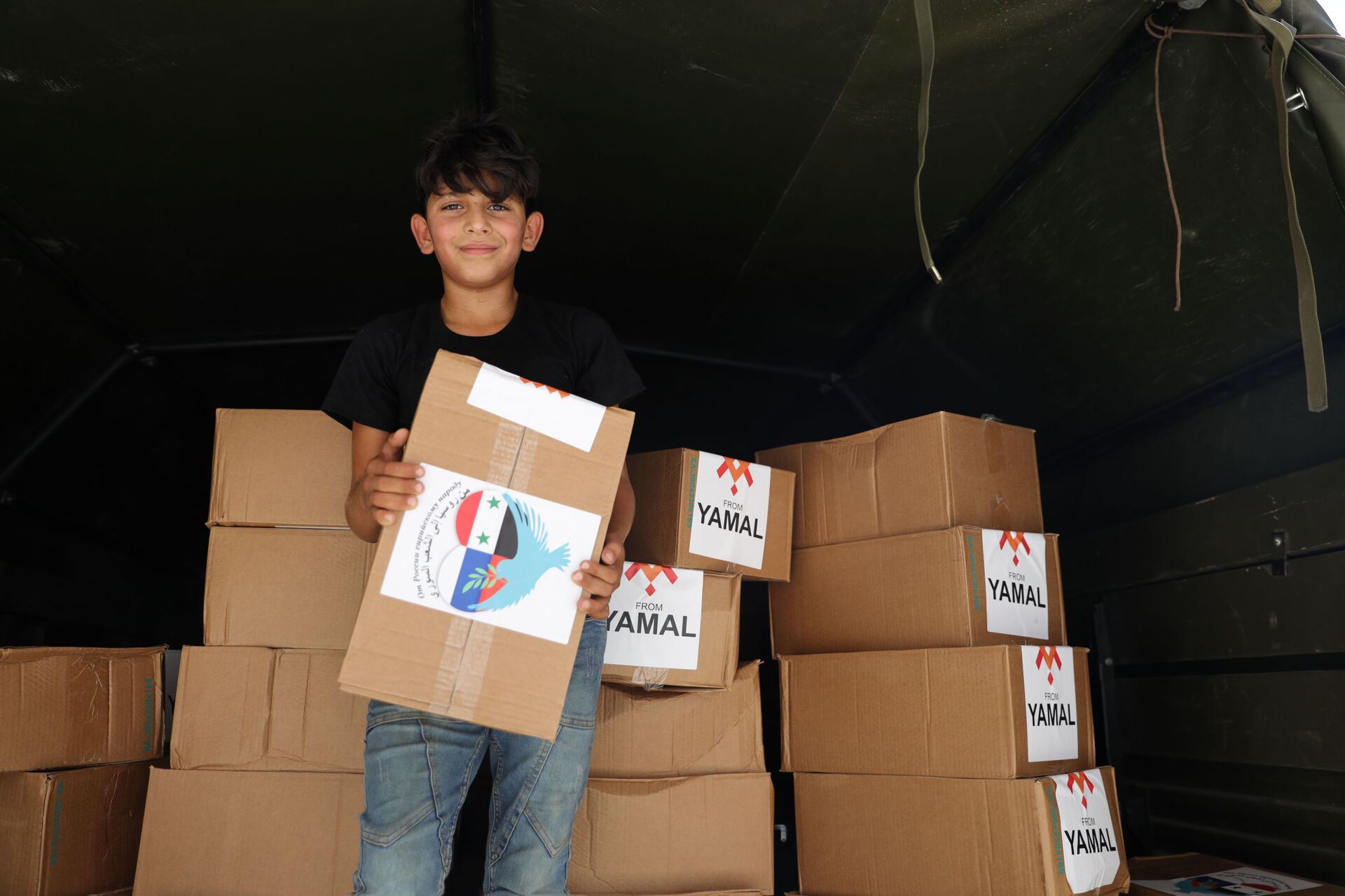 مساعدات روسية لقاطني مراكز الإقامة المؤقتة في مدينة درعا... فيديو - سبوتنيك عربي, 1920, 11.08.2021