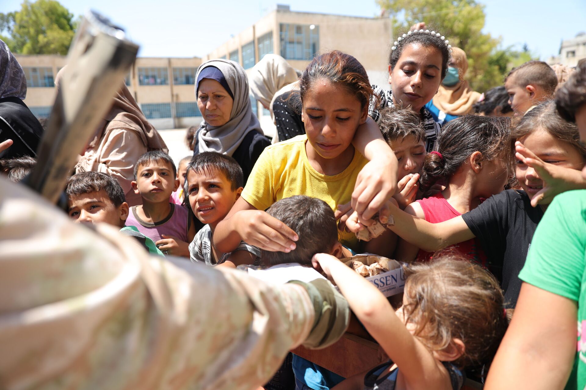 مساعدات روسية لقاطني مراكز الإقامة المؤقتة في مدينة درعا... فيديو - سبوتنيك عربي, 1920, 11.08.2021