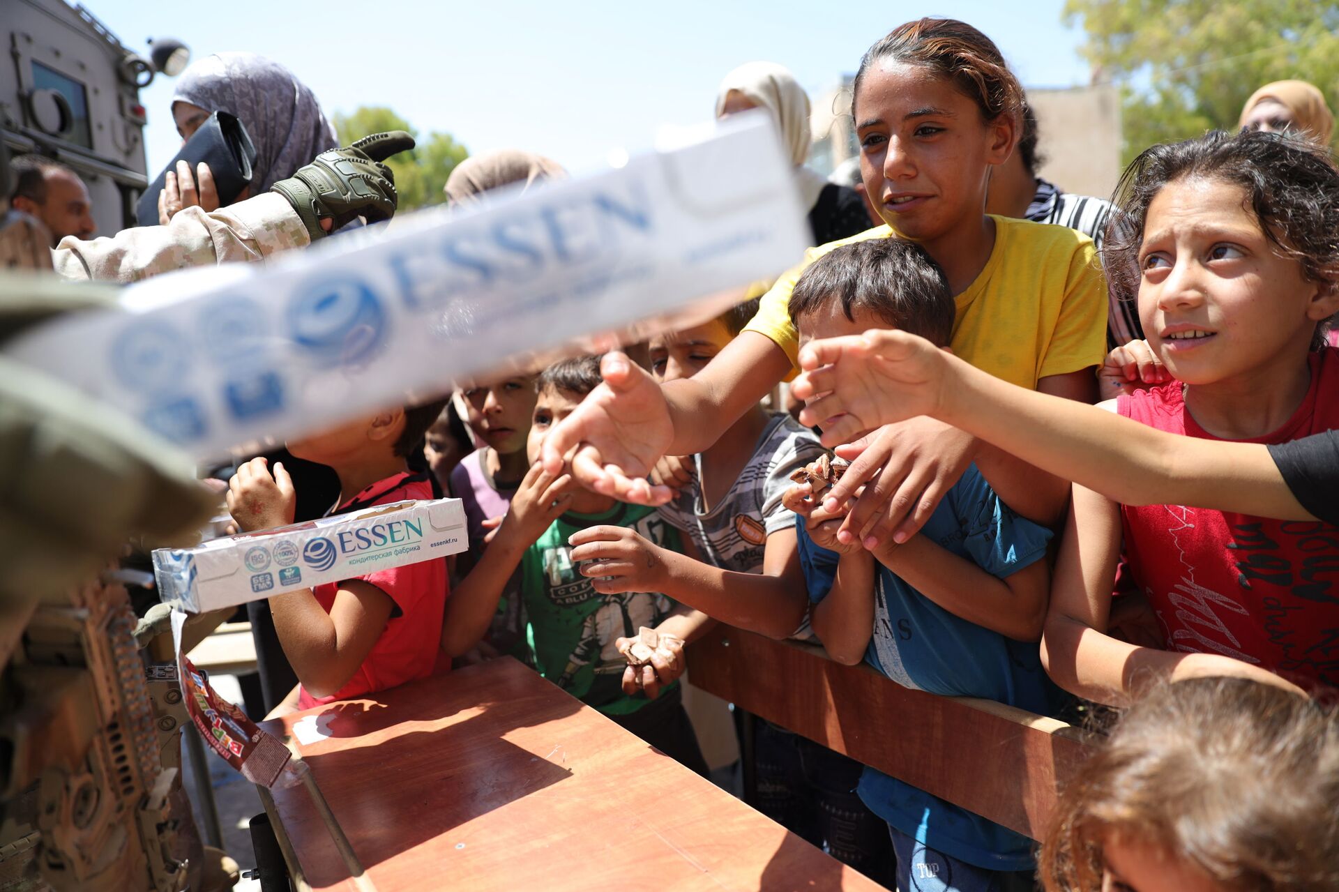 مساعدات روسية لقاطني مراكز الإقامة المؤقتة في مدينة درعا... فيديو - سبوتنيك عربي, 1920, 11.08.2021