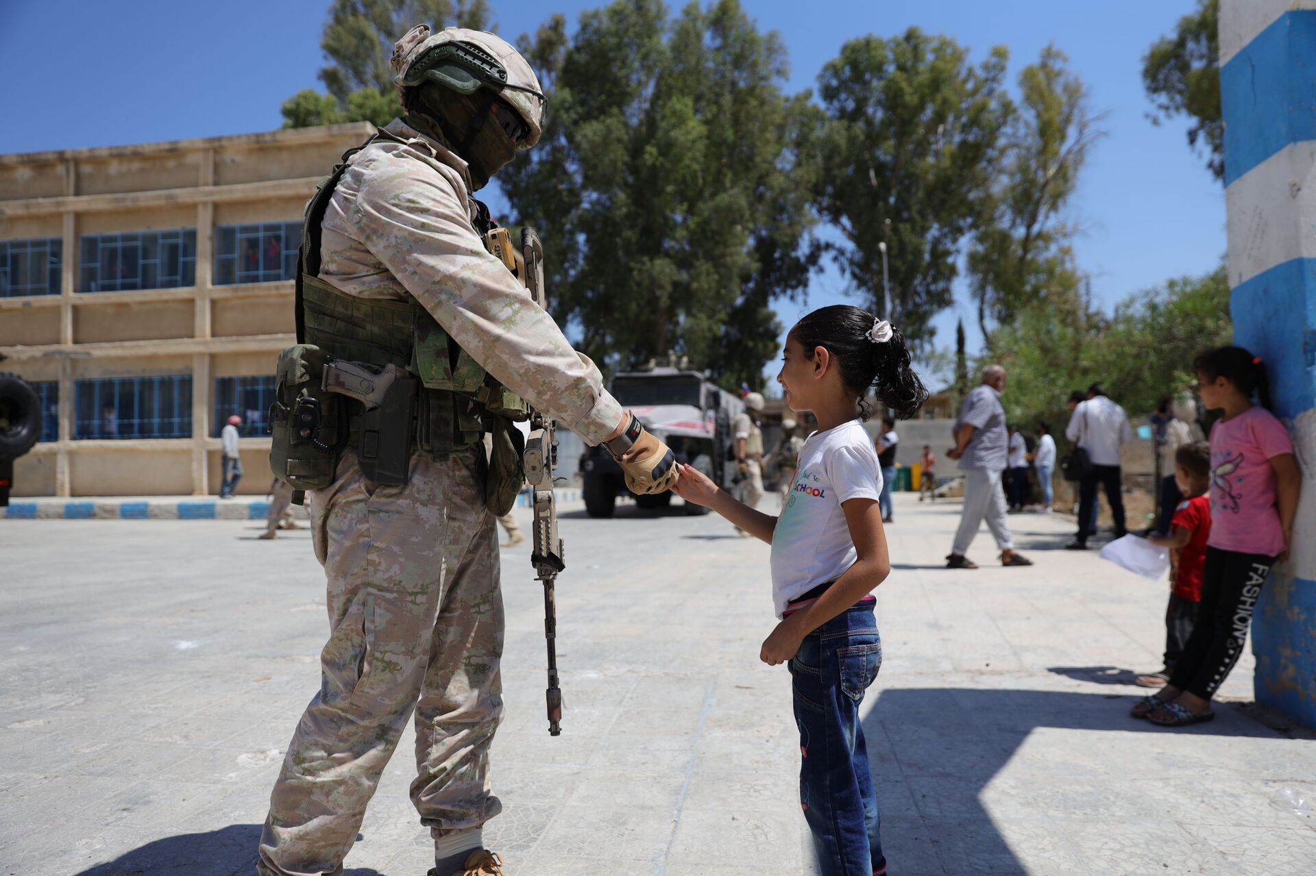 مساعدات روسية لقاطني مراكز الإقامة المؤقتة في مدينة درعا... فيديو - سبوتنيك عربي, 1920, 11.08.2021