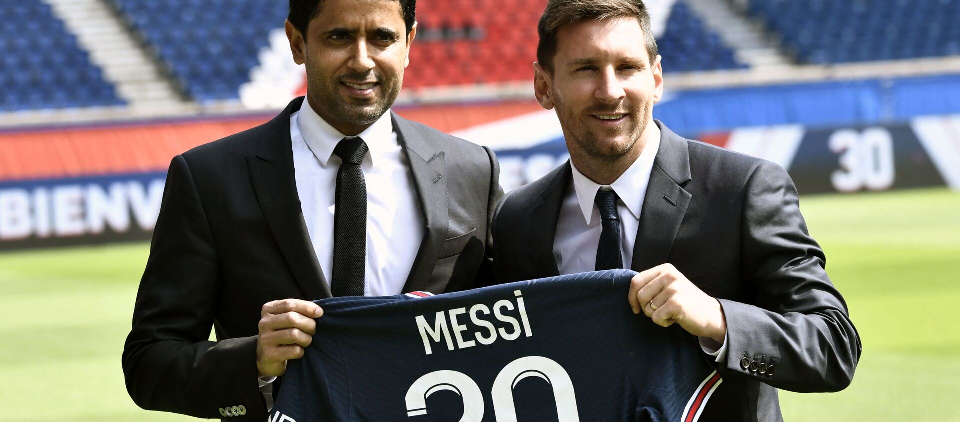 اللاعب الأرجنتيني ليونيل ميسي ورئيس نادي باريس سان جيرمان ناصر الخليفي في ملعب حديقة الأمراء - سبوتنيك عربي, 1920, 11.08.2021