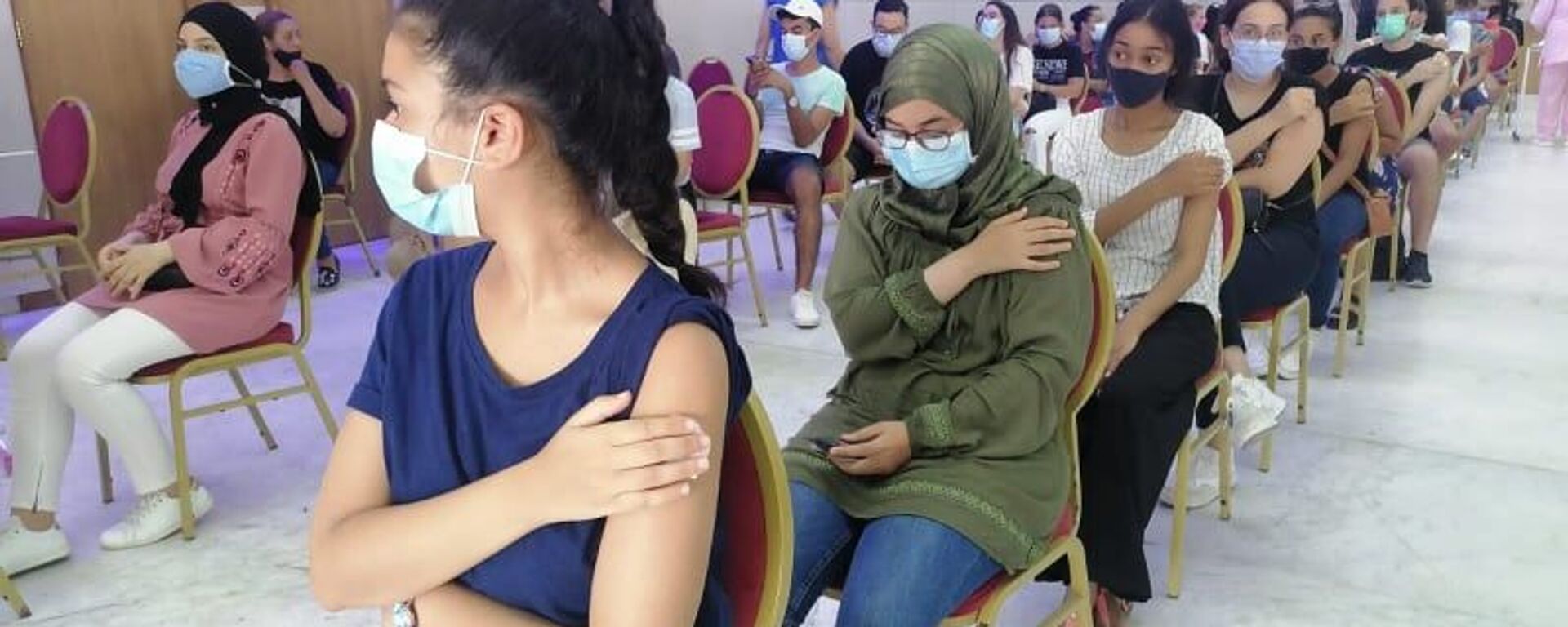 إقبال مكثف من الشباب في تونس للتطعيم ضد كورونا - سبوتنيك عربي, 1920, 09.12.2022