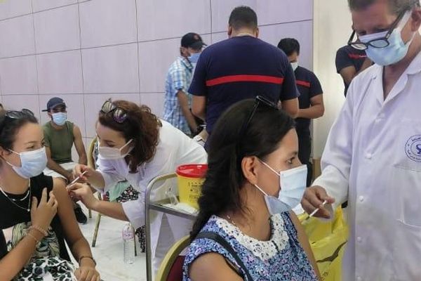 إقبال مكثف من الشباب في تونس للتطعيم ضد كورونا إقبال مكثف من الشباب في تونس للتطعيم ضد كورونا - سبوتنيك عربي