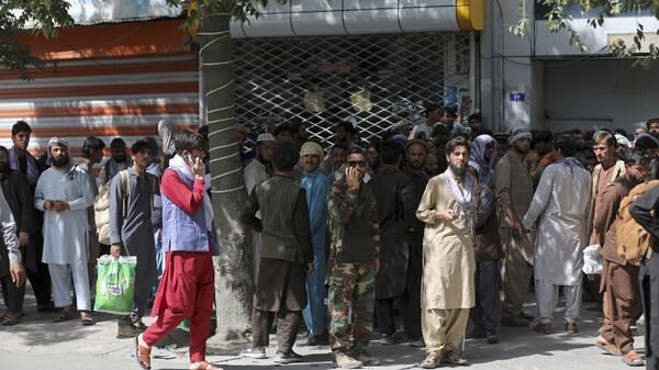مواطنون أفغان يسحبون الأموال أمام بنك كابول في أفغانستان الأحد 15 أغسطس 2021 - سبوتنيك عربي