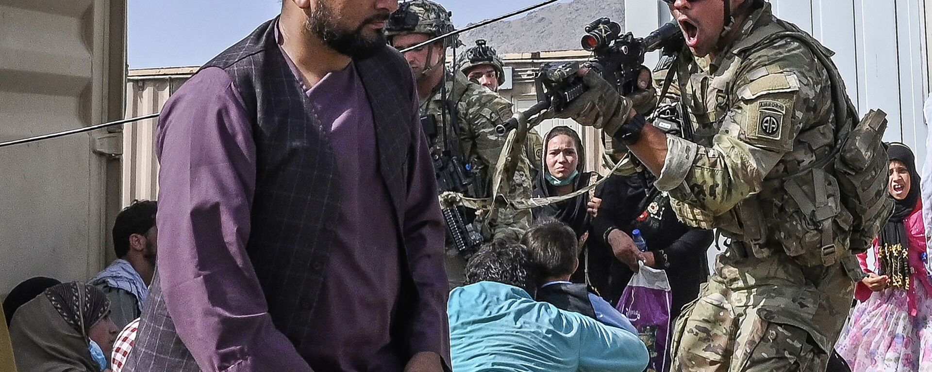 جندي أمريكي في مطار كابول يوجه سلاحه نحو أفغاني يحاول مغادرة البلاد إثر سيطرة طالبان على الحكم في أفغانستان - سبوتنيك عربي, 1920, 22.08.2021