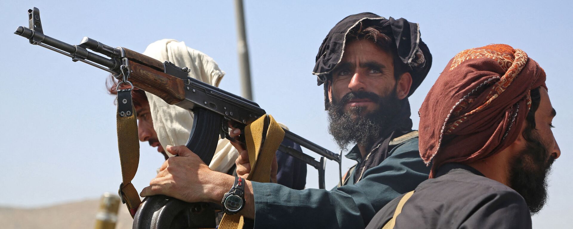 مسلحي حركة طالبان على متن مركبة أثناء مرورهم في العاصمة كابول إثر السيطرة عليها في 15 أغسطس 2021 - سبوتنيك عربي, 1920, 13.09.2022
