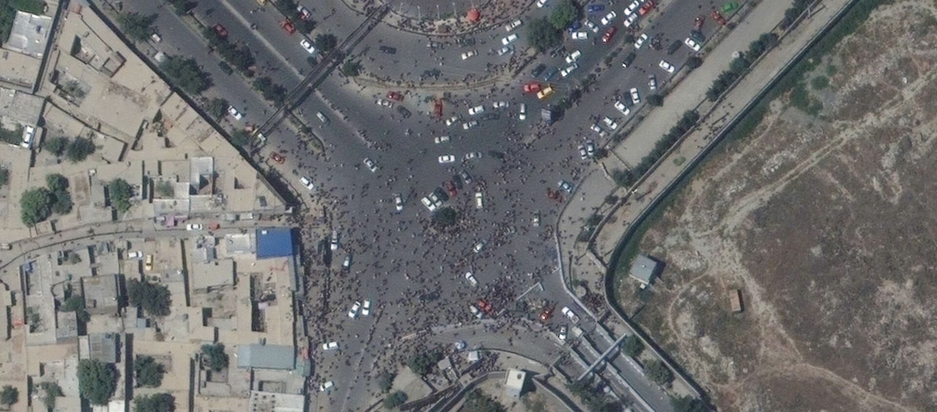 اكتظاظ الحشود في مطار كابول هربا من طالبان الاثنين 16 أغسطس 2021 - سبوتنيك عربي, 1920, 17.08.2021