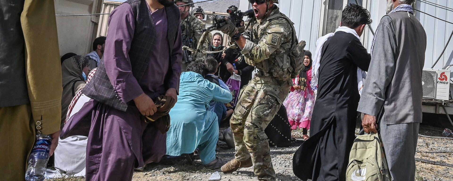 جندي أمريكي يهدد مواطنين أفغان في مطار كابول - سبوتنيك عربي, 1920, 27.08.2021