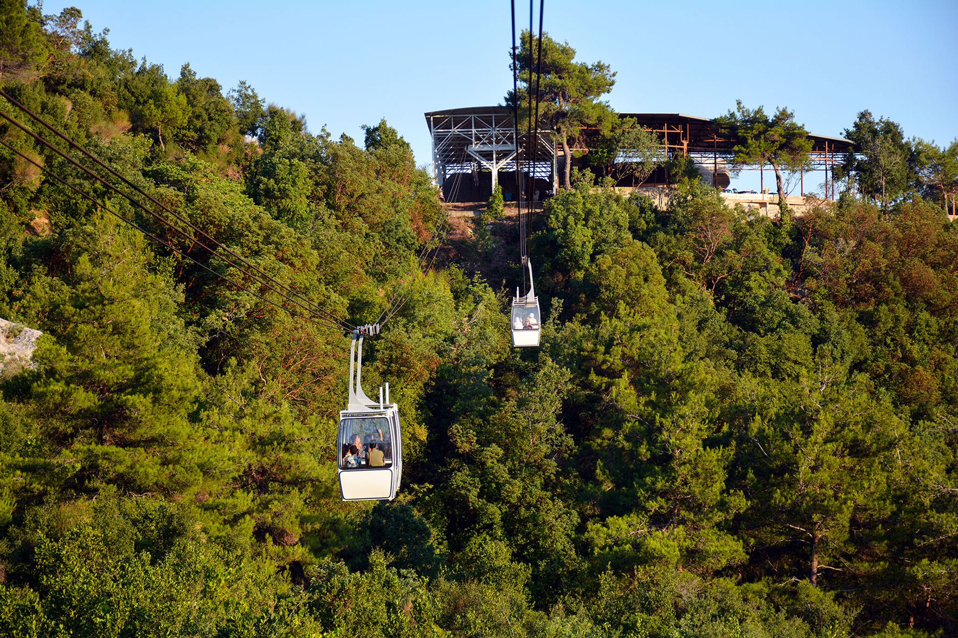اللاذقية السورية تحتضن أول تلفريك سياحي على الحدود التركية... فيديو - سبوتنيك عربي, 1920, 19.08.2021