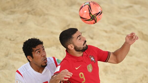 من اليمين اللاعب البرتغالي فون والعماني منذر حامد العريمي خلال مباراة الدور الأول في دور المجموعات لكأس العالم للكرة الشاطئية 2021 بين البرتغال وسلطنة عمان. - سبوتنيك عربي