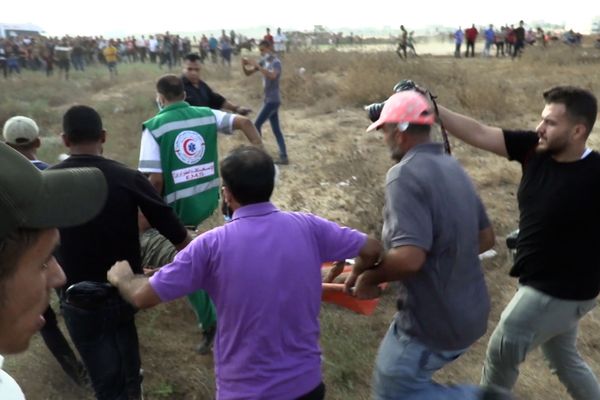 الذكرى الثانية والخمسون لحرق المسجد الأقصى ونقل  جرحى أثناء مواجهات مع الجيش الإسرائيلي - سبوتنيك عربي