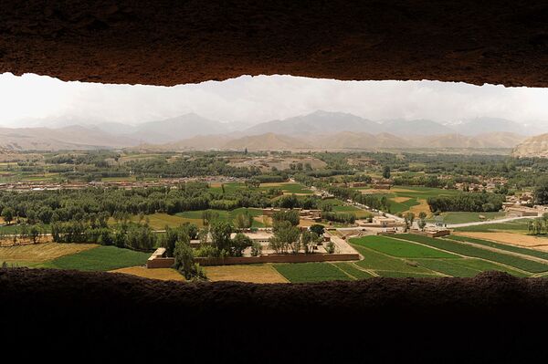 منظر عام للمدينة من خلال أحد الكواتين الفارغين لتماثيل بوذا التي دمرتها حركة طالبان * في عام 2001 ، باميان - سبوتنيك عربي