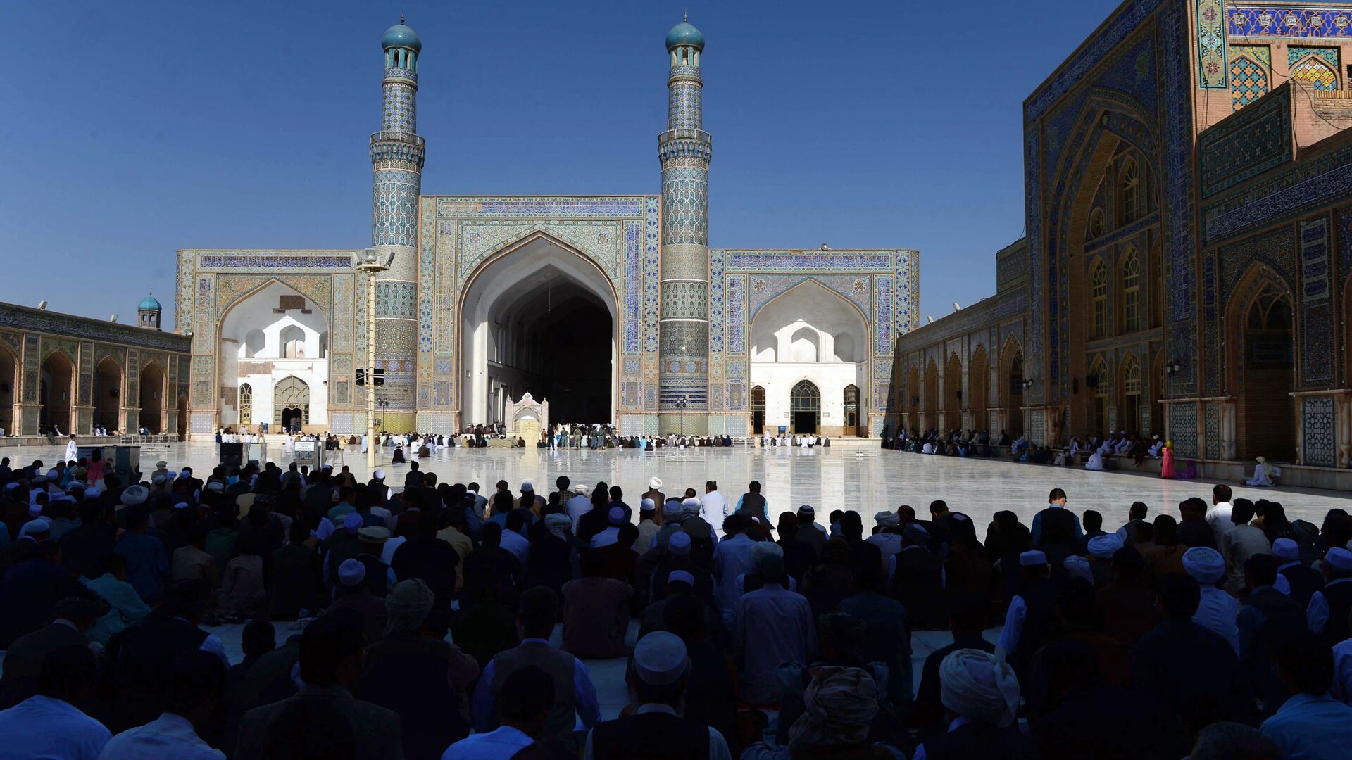 مؤمنون أفغان يؤدون صلاة الجمعة في بداية عيد الأضحى بمناسبة نهاية شهر رمضان في المسجد الجامع في هرات. مؤمنون أفغان يؤدون صلاة الجمعة في بداية عيد الأضحى بمناسبة نهاية شهر رمضان في المسجد الجامع في هرات. - سبوتنيك عربي, 1920, 02.11.2023