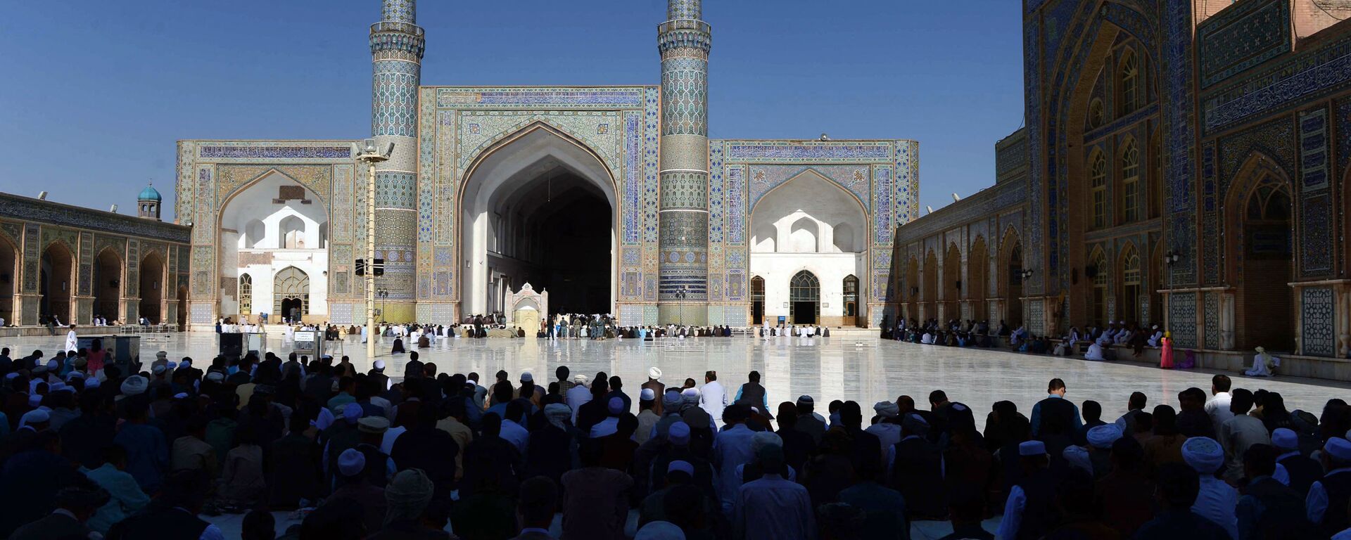 مؤمنون أفغان يؤدون صلاة الجمعة في بداية عيد الأضحى بمناسبة نهاية شهر رمضان في المسجد الجامع في هرات. - سبوتنيك عربي, 1920, 02.11.2023