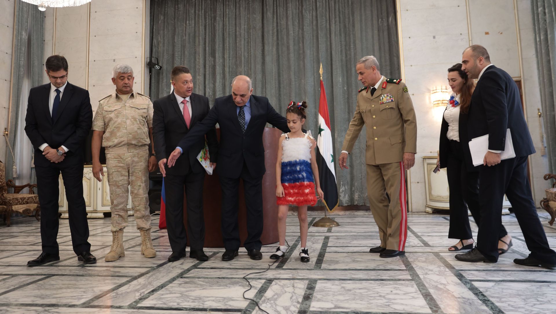 الرئيس الروسي يرد على رسالة طفلة سورية لقبته بـ أبو علي بوتين الرئيس الروسي يرد على رسالة طفلة سورية لقبته بـ أبو علي بوتين - سبوتنيك عربي, 1920, 25.08.2021