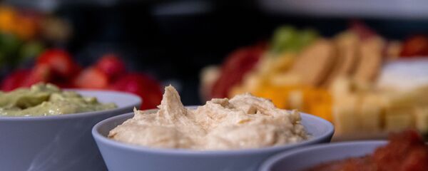 أطباق متنوعة منها طبق الحمص  - سبوتنيك عربي