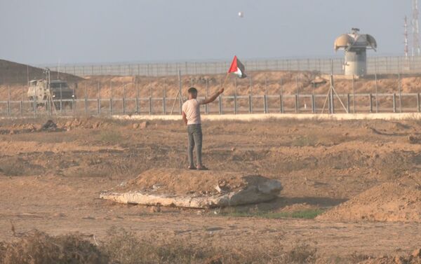 إصابة عشرات الفلسطينيين خلال مظاهرات قرب السياج الفاصل في قطاع غزة - سبوتنيك عربي