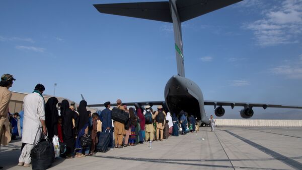 عمليات إجلاء أجانب وأفغان من مطار كابول بعد سيطرة حركة طالبان على الحكم - سبوتنيك عربي