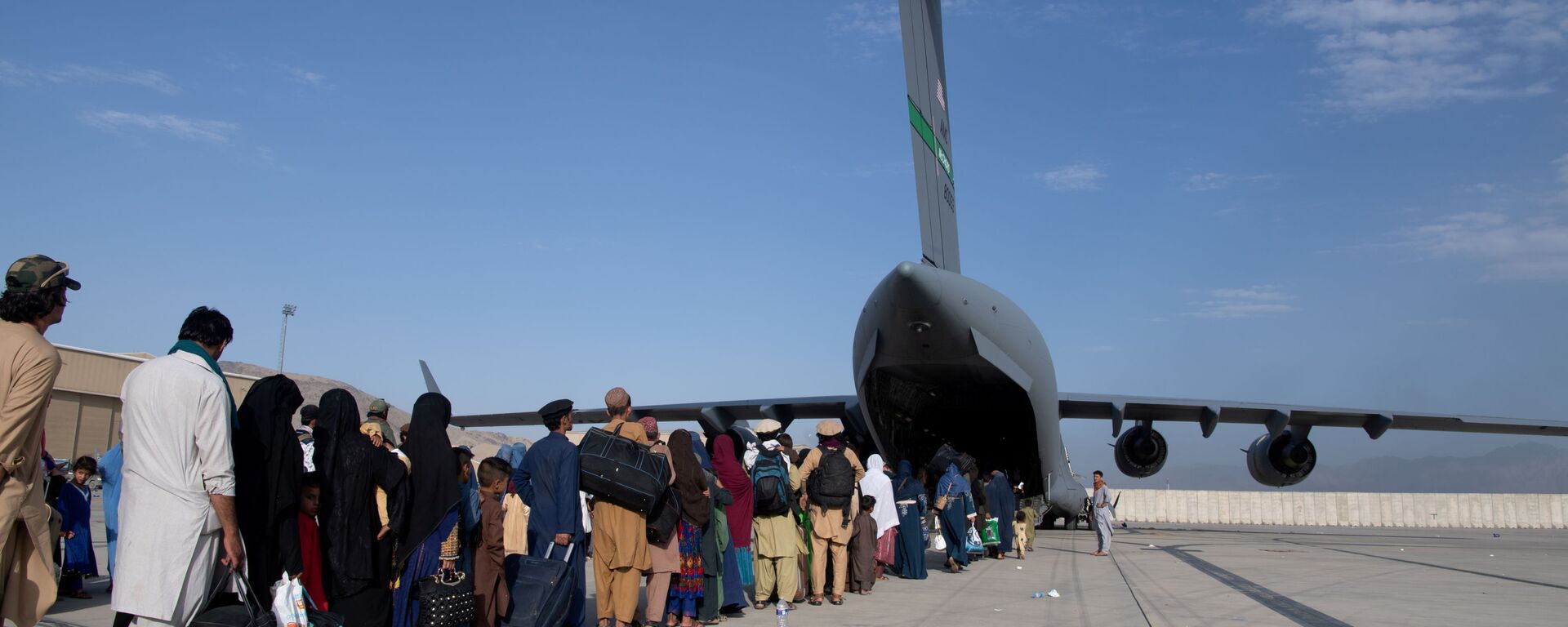 عمليات إجلاء أجانب وأفغان من مطار كابول بعد سيطرة حركة طالبان على الحكم - سبوتنيك عربي, 1920, 26.08.2021
