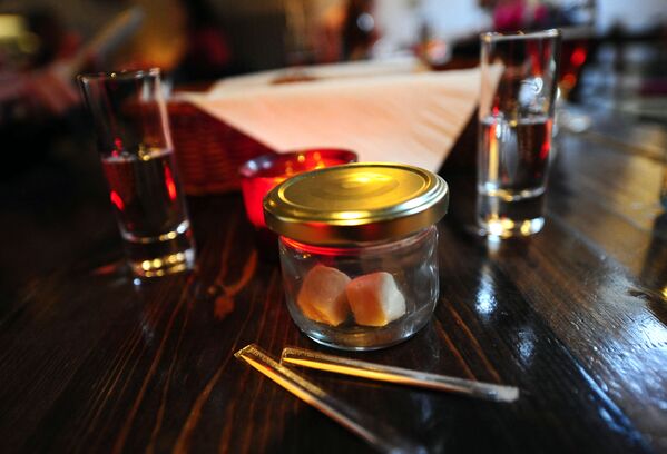 قطعتان من هاكارل في حانة في أيسلندا - سبوتنيك عربي