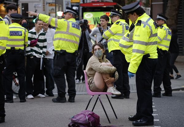 ضابط شرطة يتحدث إلى ناشط مناخي من جماعة تمرد ضد الانقراض وسط لندن، بريطانيا 24 أغسطس 2021 خلال سلسلة أعمال المجموعة التمرد المستحيل''. - سبوتنيك عربي
