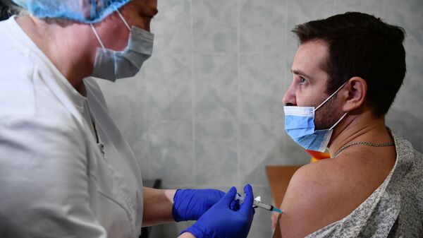 حملة تطعيم طلاب جامعة أورال الحكومية بـ لقاح سبوتنيك لايت، ضد كوفيد-19، يكاتيرينبورغ، روسيا 30 أغسطس 2021 - سبوتنيك عربي