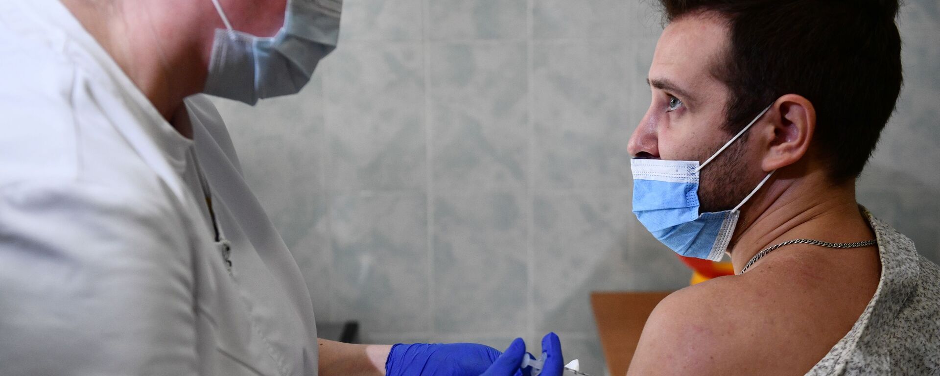 حملة تطعيم طلاب جامعة أورال الحكومية بـ لقاح سبوتنيك لايت، ضد كوفيد-19، يكاتيرينبورغ، روسيا 30 أغسطس 2021 - سبوتنيك عربي, 1920, 23.02.2025