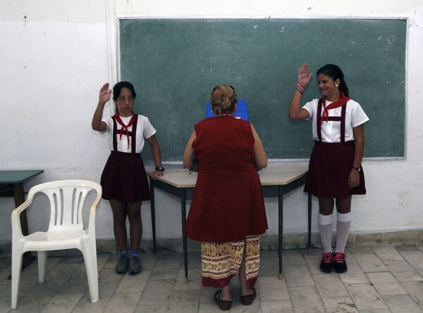 أطفال المدارس يرحبون بمدرستهم في هافانا، كوبا 19 أبريل 2019 - سبوتنيك عربي