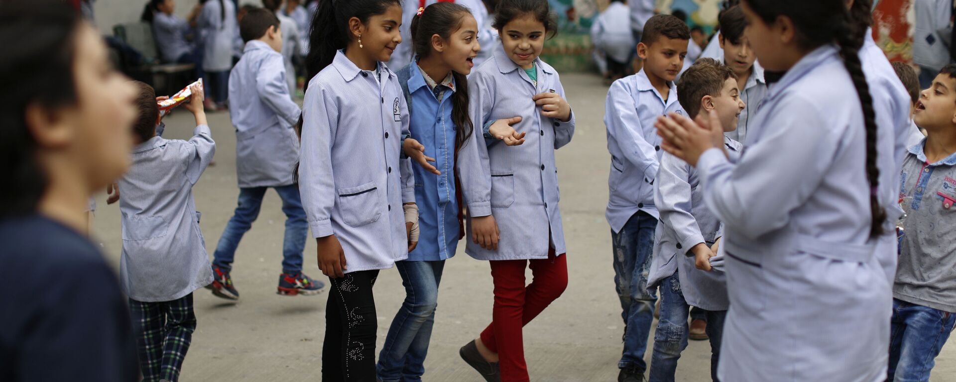 تلاميذ، لاجئون فلسطينيون من سوريا، في ساحة مدرسة جفنة الابتدائية التابعة لمنظمة الأونروا في البقاع، لبنان، 22 مايو 2018 - سبوتنيك عربي, 1920, 10.12.2022