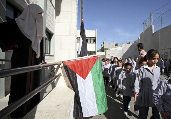 تلاميذ إحدى مدارس الأونروا في مدينة نابلس، الضفة الغربية، فلسطين 1 يونيو 2010 - سبوتنيك عربي