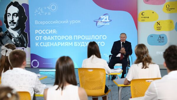 زيارة الرئيس الروسي فلاديمير بوتين إلى منطقة الشرق الأقصى الروسي ولقاء التلاميذ في يوم المعرفة بمناسبة بدء العام الدراسي الجديد. - سبوتنيك عربي