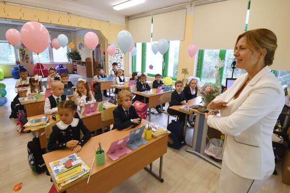 بداية العام الدراسي لتلاميذ الصف الأول بمدرسة رقم 1298 في موسكو، روسيا 1 سبتمبر 2021 - سبوتنيك عربي