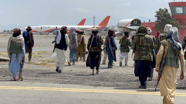 عناصر حركة طالبان تسيطر على مطار حامد كرزاي الدولي في كابول، أفغانستان 31 أغسطس 2021 - سبوتنيك عربي