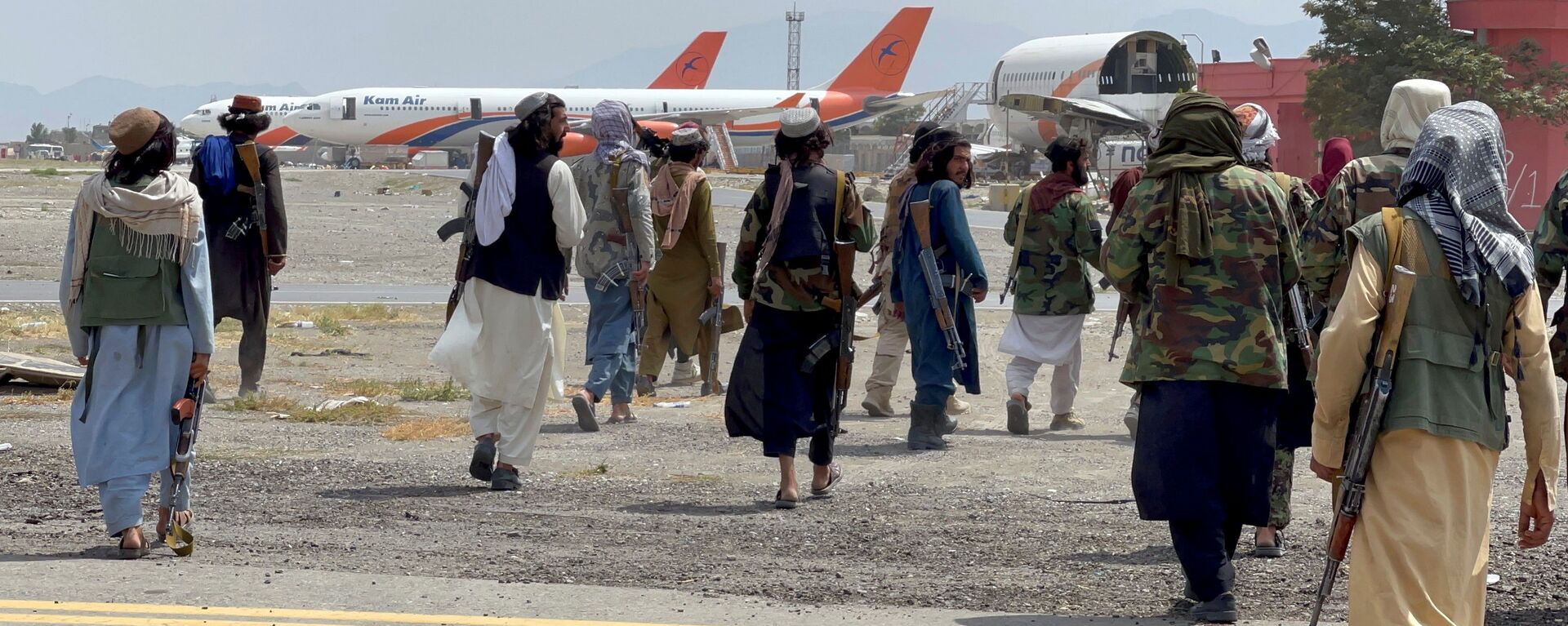عناصر حركة طالبان تسيطر على مطار حامد كرزاي الدولي في كابول، أفغانستان 31 أغسطس 2021 - سبوتنيك عربي, 1920, 03.09.2021