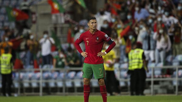 لاعب مانشستر يونايتد الإنجليزي كريستيانو رونالدو بقميص المنتخب البرتغالي في مباراة أيرلندا في تصفيات كأس العالم 2022 - سبوتنيك عربي