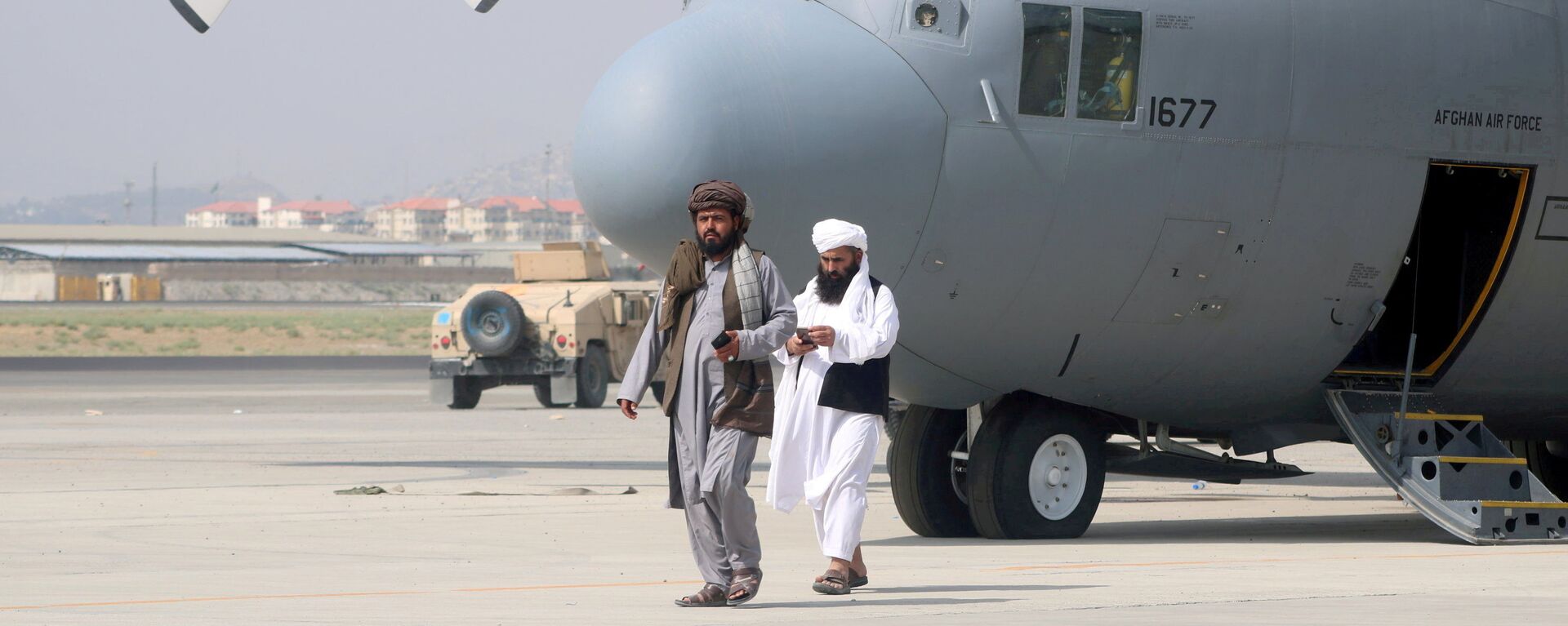 عناصر حركة طالبان يتجولون في مطار حامد كرزاي الدولي في كابول، أفغانستان 31 أغسطس 2021 - سبوتنيك عربي, 1920, 02.09.2021