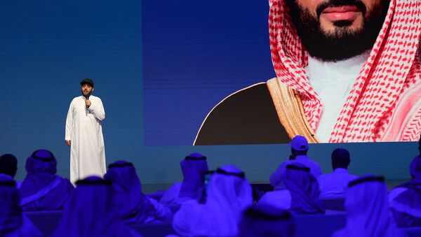 رئيس الهيئة العامة للترفيه في المملكة العربية السعودية، تركي آل الشيخ، متحدثا وخلفة صورة لولي العهد السعودي، الأمير محمد بن سلمان - سبوتنيك عربي