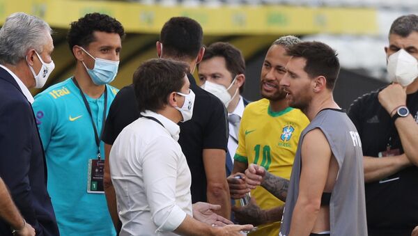 ميسي في حوار مشترك مع نيمار جونيور ومدربي مباراة البرازيل والأرجنتين الأحد 5 سبتمبر 2021 - سبوتنيك عربي