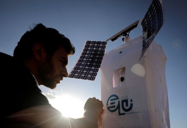 تم تصوير روبوت إلو (ELU)، وهو روبوت يتم التحكم فيه عن بعد يمكنه استخراج الماء من الهواء، اخترعه المصري محمود الكومي، مهندس ميكانيك إلكترونيات، يبلغ من العمر 27 عامًا، في صحراء برج العرب، الإسكندرية، مصر، 1 سبتمبر 2021
 - سبوتنيك عربي