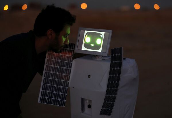 تم تصوير روبوت إلو (ELU)، وهو روبوت يتم التحكم فيه عن بعد يمكنه استخراج الماء من الهواء، اخترعه المصري محمود الكومي، مهندس ميكانيك إلكترونيات، يبلغ من العمر 27 عامًا، في صحراء برج العرب، الإسكندرية، مصر، 1 سبتمبر 2021
 - سبوتنيك عربي