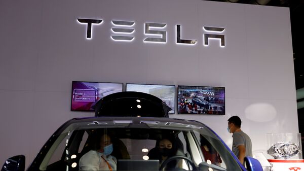 زوار يختبرون سيارة تسلا Tesla Model Y electric vehicle (EV)  في المهرجان الاقتصادي الصيني الدولي CIFTIS 2021 في بكين، الصين 4 سبتمبر 2021 - سبوتنيك عربي
