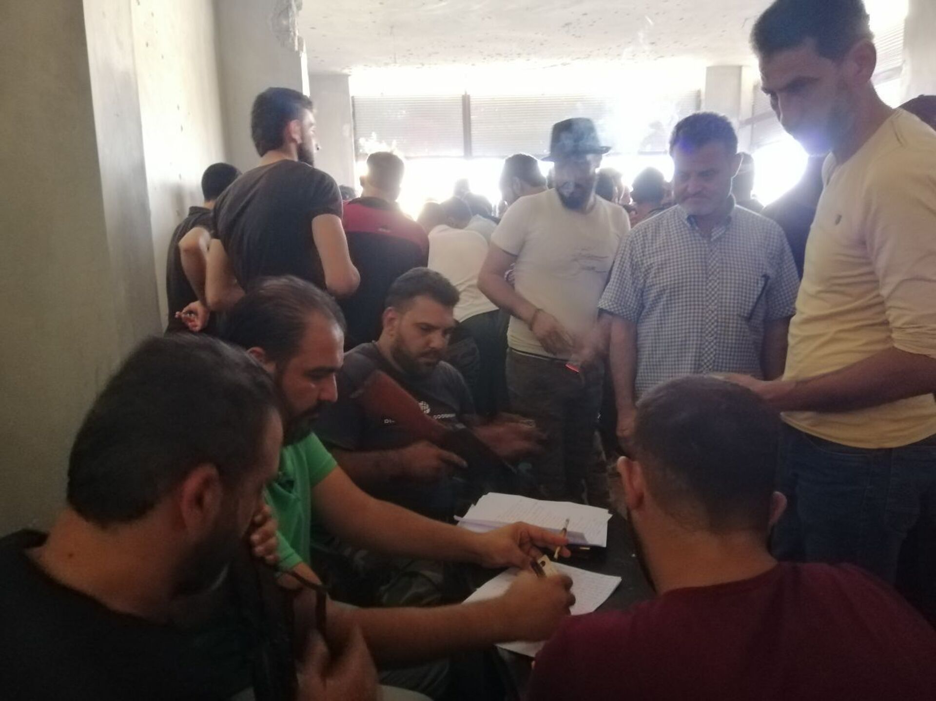 مسلحو درعا البلد يستأنفون تسليم أسلحتهم المتوسطة والخفيفة للسلطات السورية، 6 سبتمبر 2021 - سبوتنيك عربي, 1920, 23.11.2021