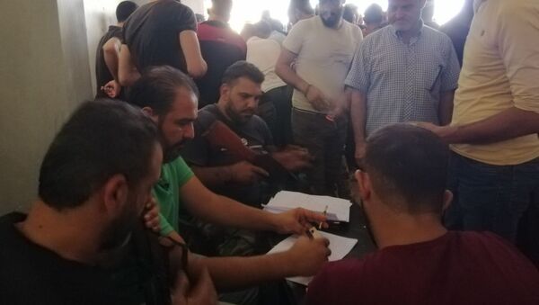 مسلحو درعا البلد يستأنفون تسليم أسلحتهم المتوسطة والخفيفة للسلطات السورية، 6 سبتمبر 2021 - سبوتنيك عربي