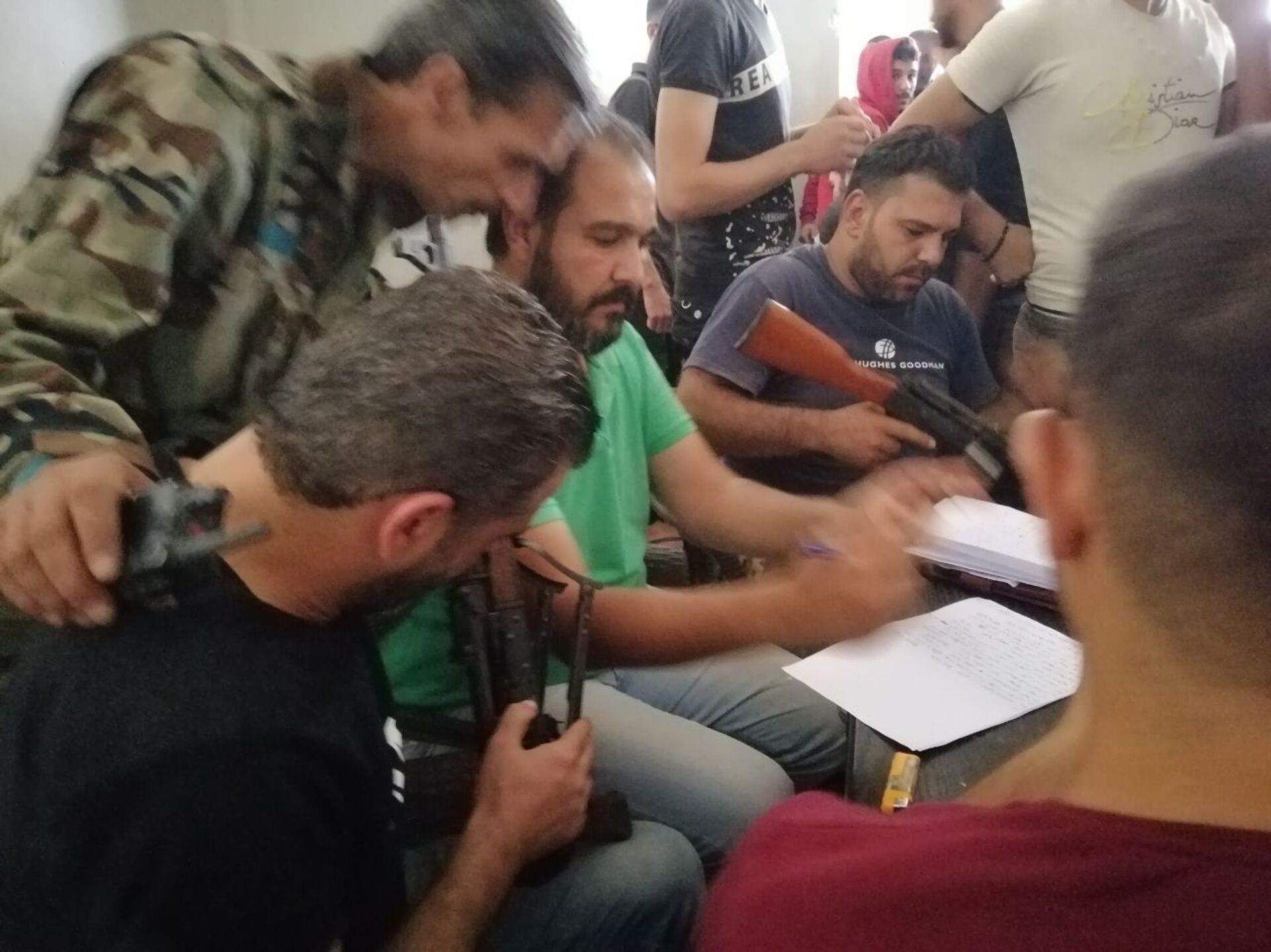 مسلحو درعا البلد يستأنفون تسليم أسلحتهم المتوسطة والخفيفة للسلطات السورية، 6 سبتمبر 2021 - سبوتنيك عربي, 1920, 23.11.2021